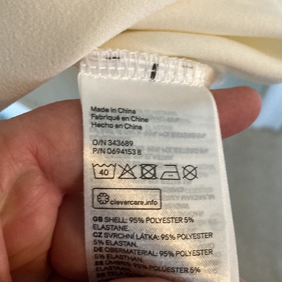 ⭐️ 3/$20 ⭐️ Very feminine key hole neckline blouse - Picture 5 of 5